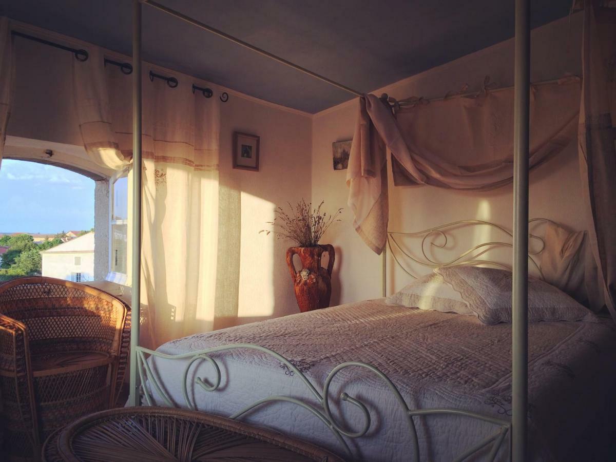 Chez Les Artistes Hotel Servian Buitenkant foto
