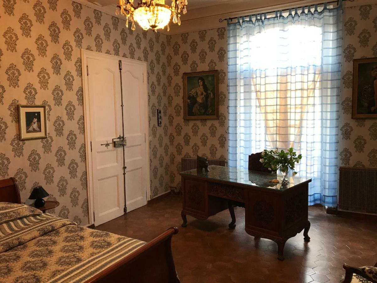 Chez Les Artistes Hotel Servian Buitenkant foto