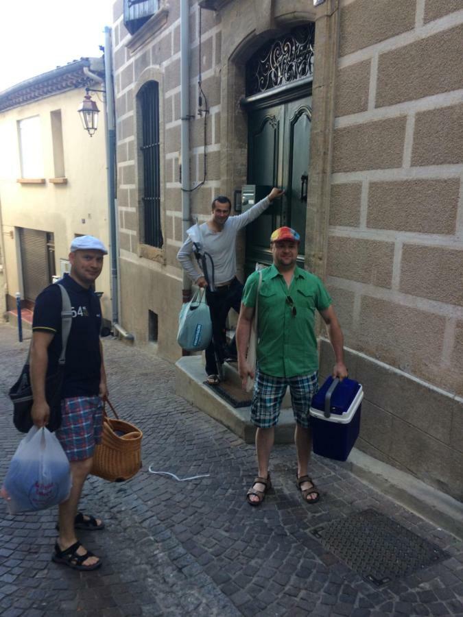 Chez Les Artistes Hotel Servian Buitenkant foto