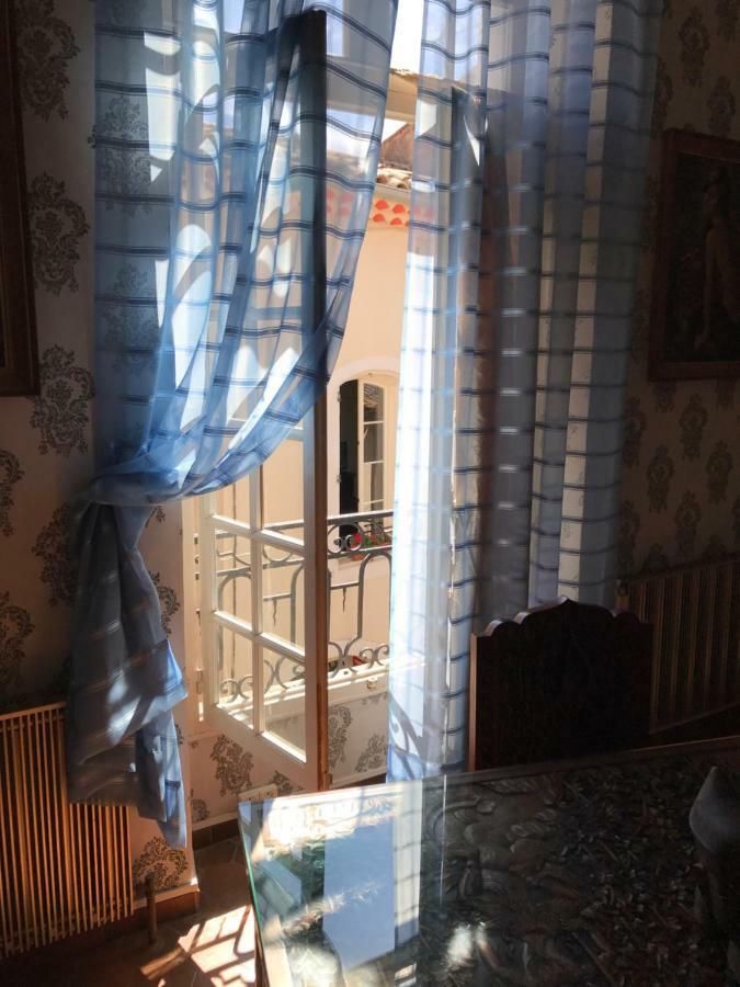 Chez Les Artistes Hotel Servian Buitenkant foto