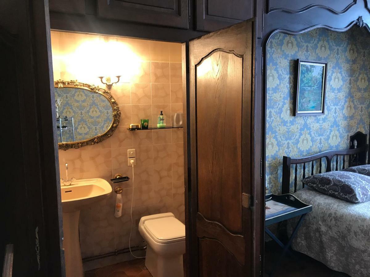 Chez Les Artistes Hotel Servian Buitenkant foto
