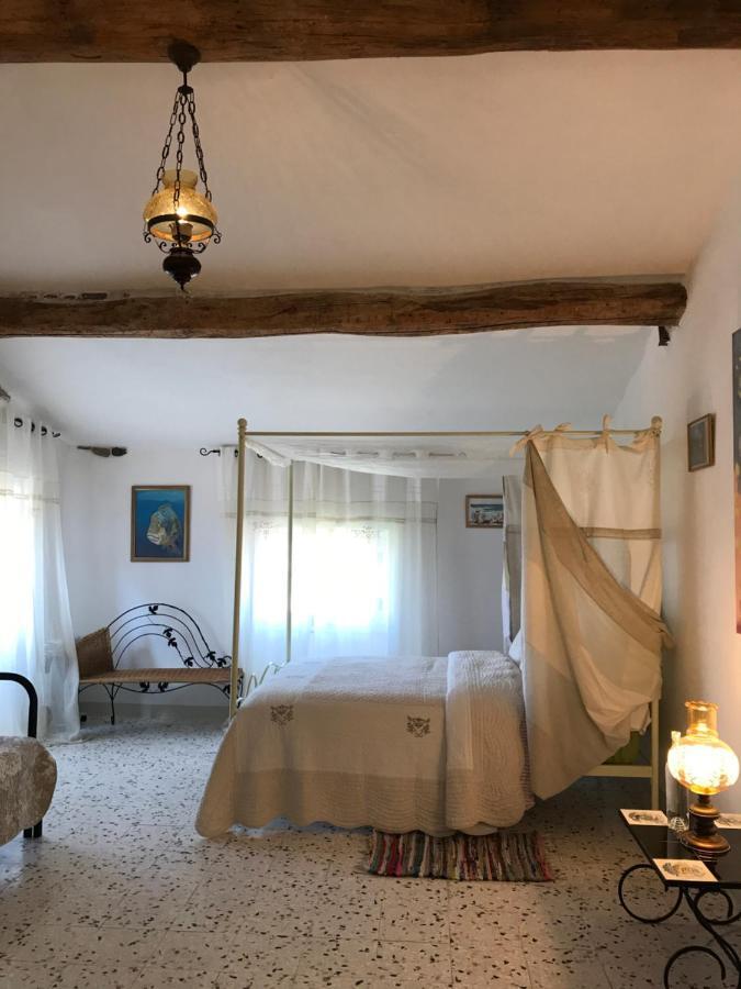 Chez Les Artistes Hotel Servian Buitenkant foto